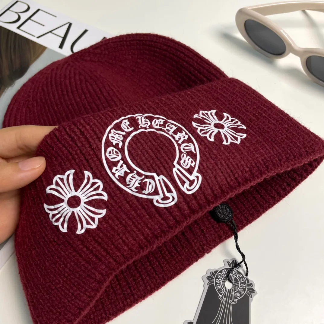 P60 🤍Chrome hearts new autumn and winter cross knitted hat🧶 One of the must-have hats in autumn and winter~ It really looks good on whoever wears it~, it is also a perfect match in black and white and gray in autumn~